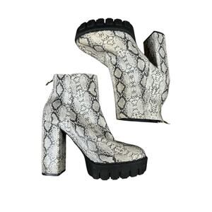 Fashion Nova Chunky Platform Snake Skin Heeled Grey White Black Booties Size 6